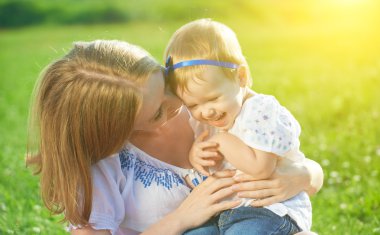 Doğa anne üzerinde mutlu bir aile bebek kızı ve gülmek güldürmek