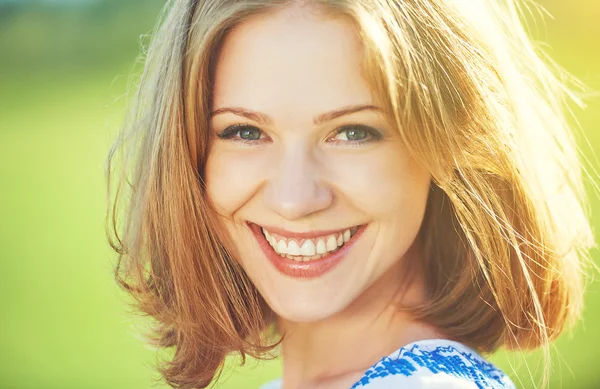 Felice bella giovane donna ridendo e sorridendo sulla natura — Foto Stock