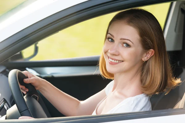 Conducteur féminin conduisant une voiture — Photo