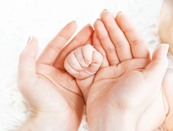 Konzept der Liebe, Elternschaft, Mutterschaft. neugeborenes Baby Griff in — Stockfoto