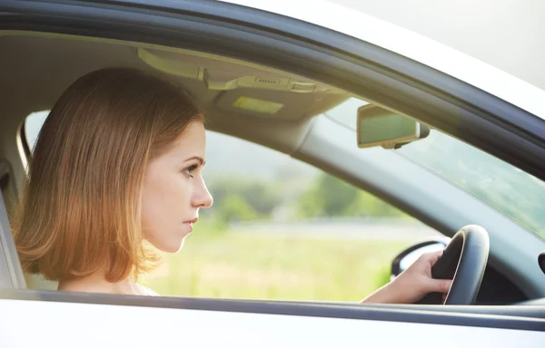 女司机驾驶一辆车 — 图库照片