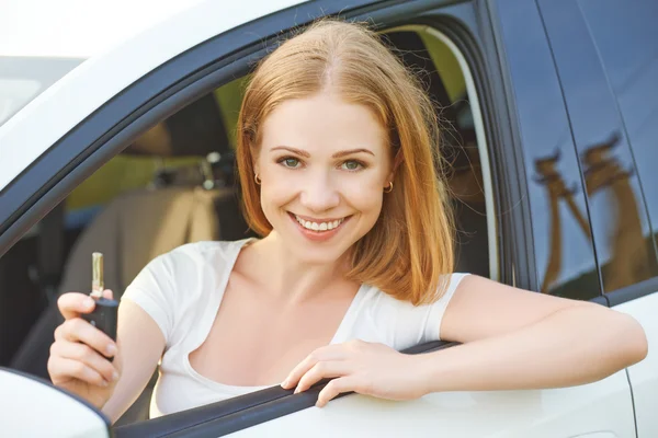Vrouw stuurprogramma met sleutels besturen van een nieuwe auto — Stockfoto