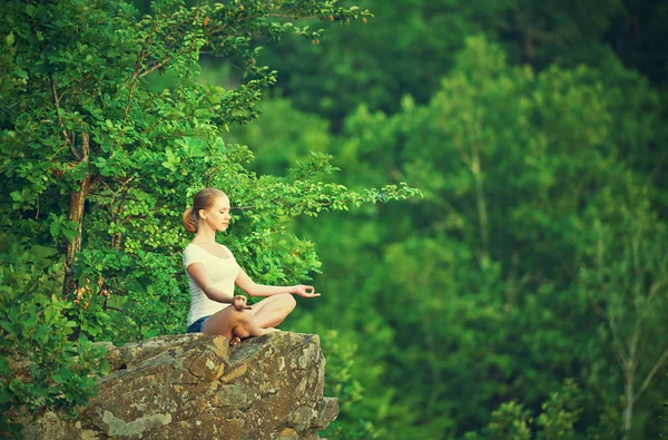 Žena přemýšlí v lotosové pozici, dělám jógu nad hor — Stock fotografie