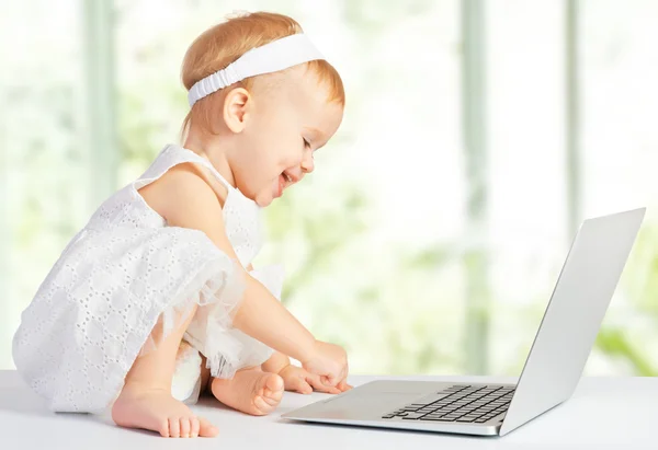 Baby flicka på bärbar dator — Stockfoto
