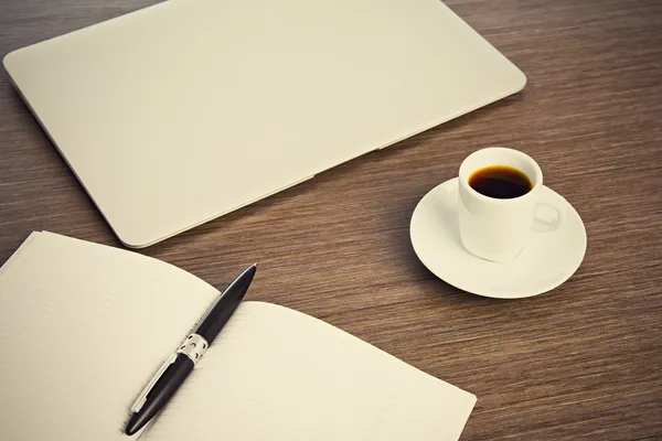 Bureau met een kopje koffie computer laptop, notebook, pen — Stockfoto