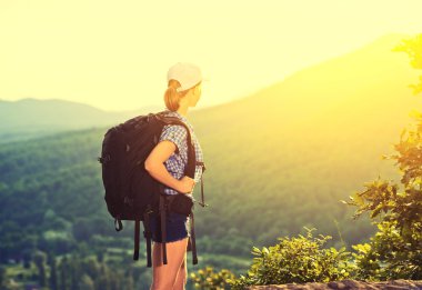 mutlu kadın turist doğası üzerine bir sırt çantası ile