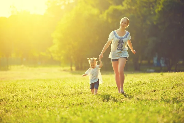 Famiglia felice in passeggiate nella natura in estate — Foto Stock