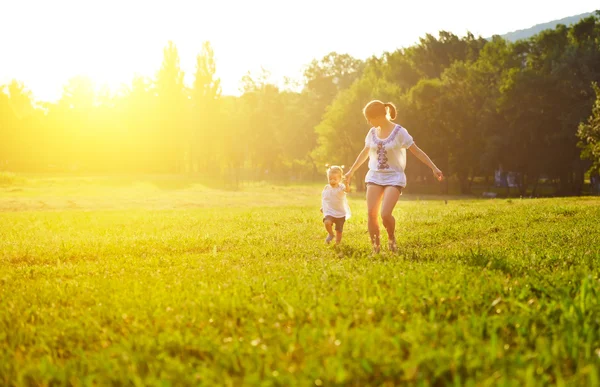 doğa üzerinde mutlu bir aile yaz aylarında yürür