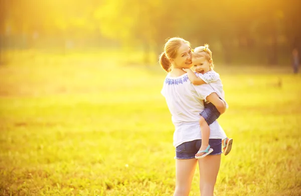 Doğa anne ve bebek üzerinde mutlu bir aile kızı — Stok fotoğraf