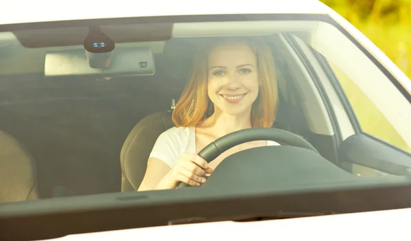 Motorista mulher dirigindo um carro — Fotografia de Stock