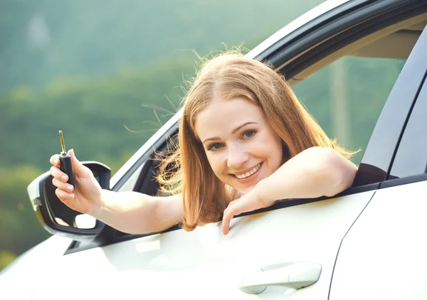 Conductor de la mujer con llaves que conducen un coche nuevo —  Fotos de Stock