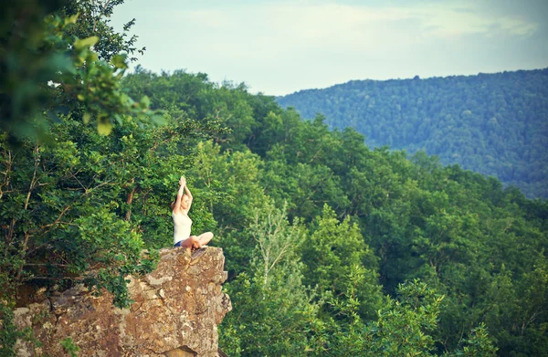 Mulher meditando na postura de lótus, fazendo ioga no topo da montanha — Fotografia de Stock