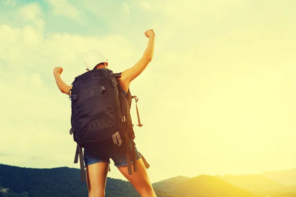 Heureux campeur conquérir les sommets de la montagne — Photo