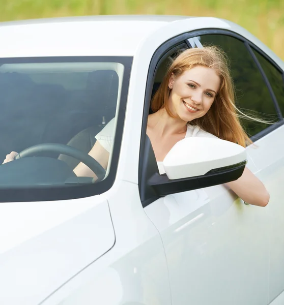 Gelukkige vrouw kijkt uit het raam van de auto op de natuur — Stockfoto