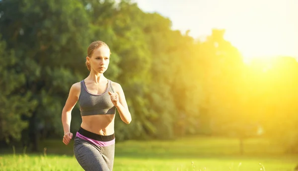 Vrouw jogs draait op aard — Stockfoto