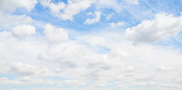 Schöner blauer Himmel mit Wolken — Stockfoto