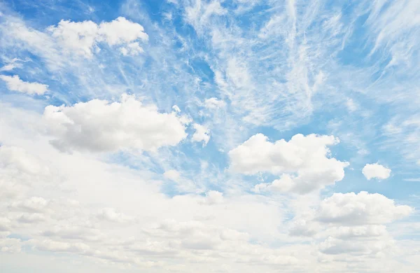 Krásná modrá obloha s mraky — Stock fotografie