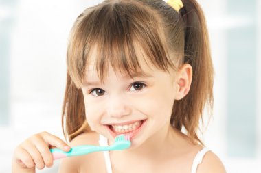 dişlerini fırçalama mutlu küçük kız