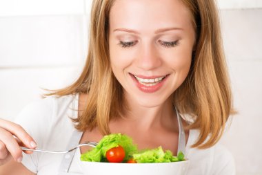 mutlu kadın sebze salatası yiyor