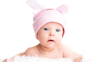 kulaklı pembe şapkalı kız şirin bebek