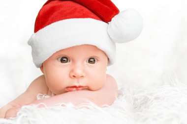 Noel şapka içinde şirin bebek