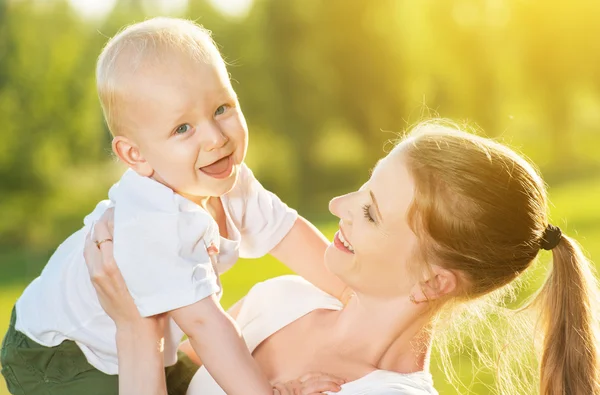 Happy Mom and baby son in summer nature — Stock Photo, Image
