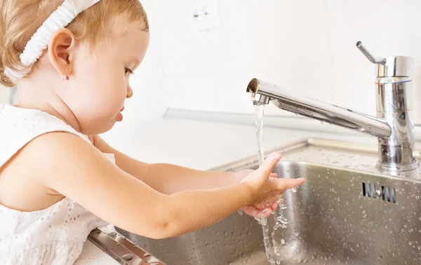 Bayi perempuan mencuci tangannya di kamar mandi — Stok Foto
