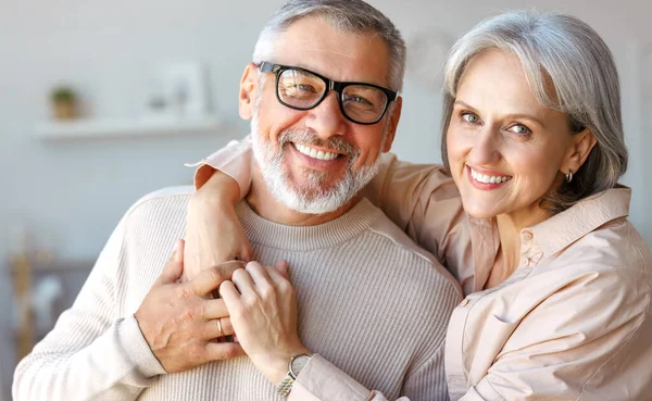 Hermosa sonriente pareja de ancianos marido y mujer mirando a la cámara con amor —  Fotos de Stock