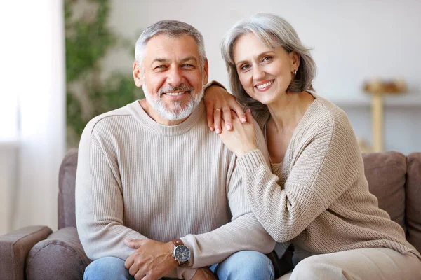 Hermosa sonriente pareja de ancianos marido y mujer mirando a la cámara con amor — Foto de Stock