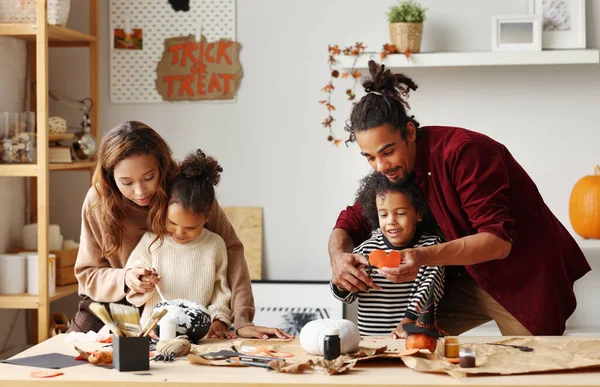 年轻快乐的非洲裔美国家庭母亲、父亲和两个孩子准备在家里过万圣节 — 图库照片