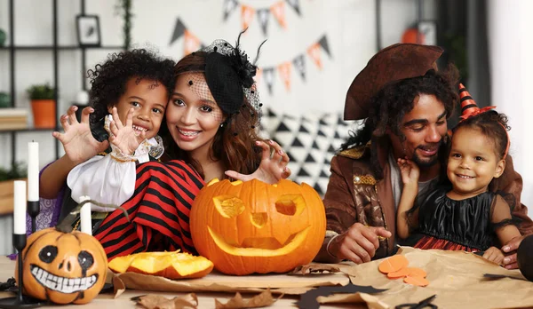 Pais da família africana feliz com crianças preparando decorações de Halloween em casa — Fotografia de Stock