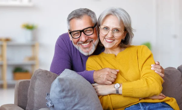 Retrato de feliz hermosa pareja de ancianos de la familia caucásica en el amor sonriendo a la cámara en casa —  Fotos de Stock