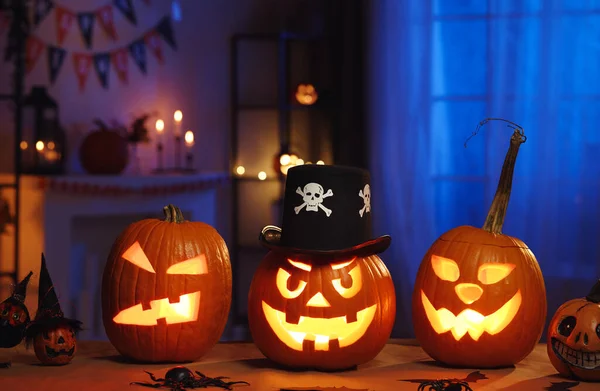 Espeluznante decoración de Halloween en habitación oscura decorada con calabazas talladas y arañas — Foto de Stock