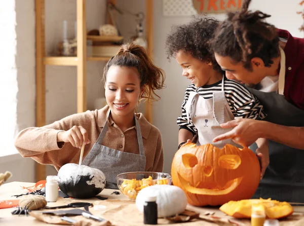 Joyful afro-americano família mãe, pai e filho menino desfrutando de preparação para o Halloween em casa — Fotografia de Stock