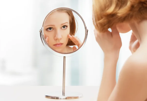 Joven hermosa mujer sana y la reflexión en el espejo — Foto de Stock