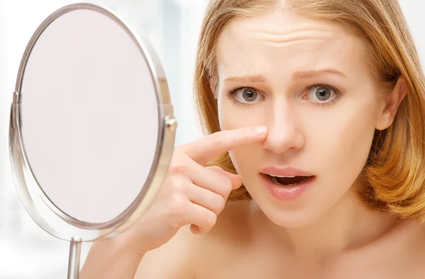Bella donna sana spaventato visto nello specchio acne e rughe — Foto Stock