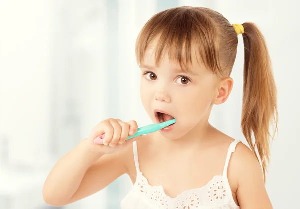 Menina feliz escovando os dentes — Fotografia de Stock