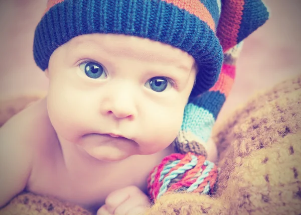 Lindo bebé recién nacido en gorra de punto sombrero — Foto de Stock