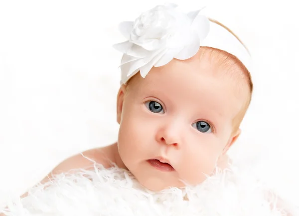 Linda niña recién nacida con una cinta de flor rosa — Foto de Stock