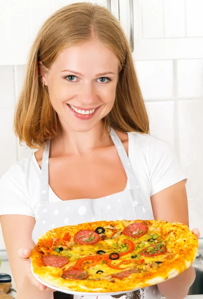 Lycklig kvinna med pizza — Stockfoto