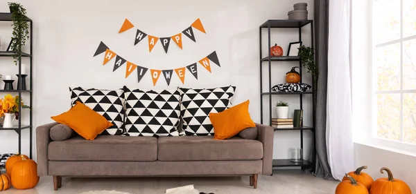 Interior of house decorated for Halloween pumpkins — Stock Photo, Image