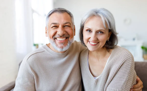 Mooi glimlachen senior familie paar man en vrouw op zoek naar camera met liefde — Stockfoto