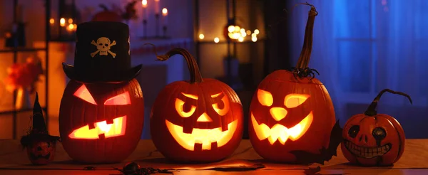 Kísérteties halloween otthoni dekoráció sötét szobában faragott sütőtökkel és pókokkal díszített — Stock Fotó