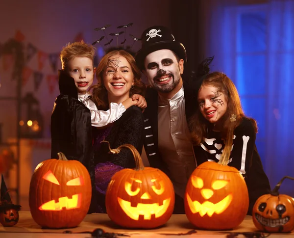 Giovane madre di famiglia padre e figli in costumi di Halloween che celebrano tutti i santifichi vigilia a casa — Foto Stock