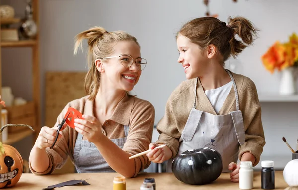 Gelukkig glimlachen familie moeder en dochter het maken van Halloween huis decoraties samen — Stockfoto
