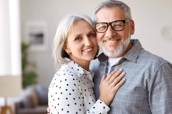 Hermosa sonriente pareja de ancianos marido y mujer mirando a la cámara con amor — Foto de Stock