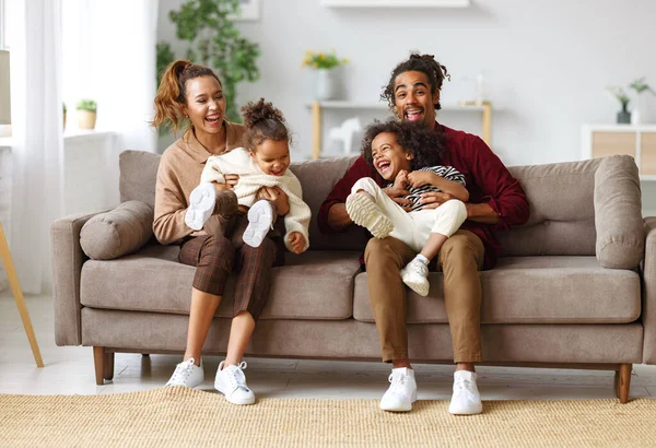 快乐的非洲裔美国家庭父母和两个小孩在家里玩得很开心 — 图库照片