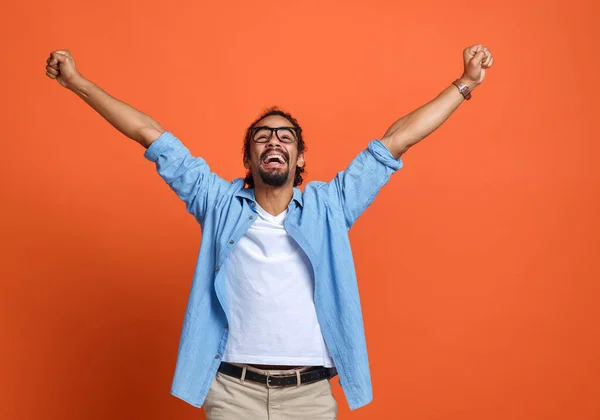 Emocionado joven afroamericano ganador levantando brazos con los puños cerrados y celebrando el éxito —  Fotos de Stock