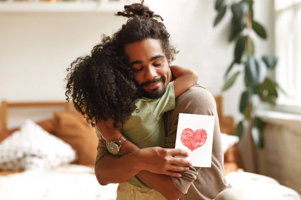 Fiatal boldog afro-amerikai család ünnepli apák napját otthon — Stock Fotó