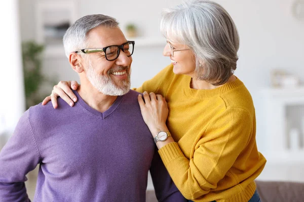 Retrato de feliz hermosa pareja de ancianos de la familia caucásica en el amor sonriendo en casa —  Fotos de Stock